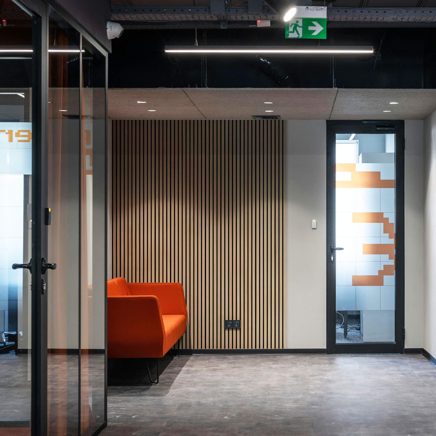 Painéis acústicos ripados: solução ideal para escritórios e hotéis