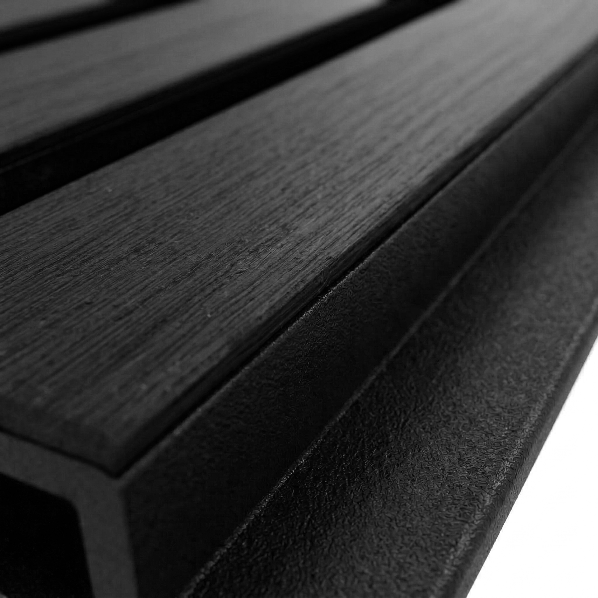 Detalhe do perfil WPC Grafite — ripas e núcleo com câmaras ocas